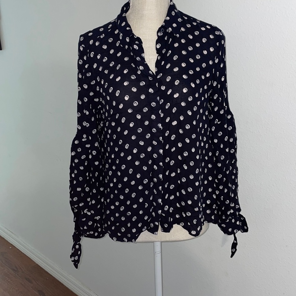 Crown & Ivy black and white long balloon sleeve blouse